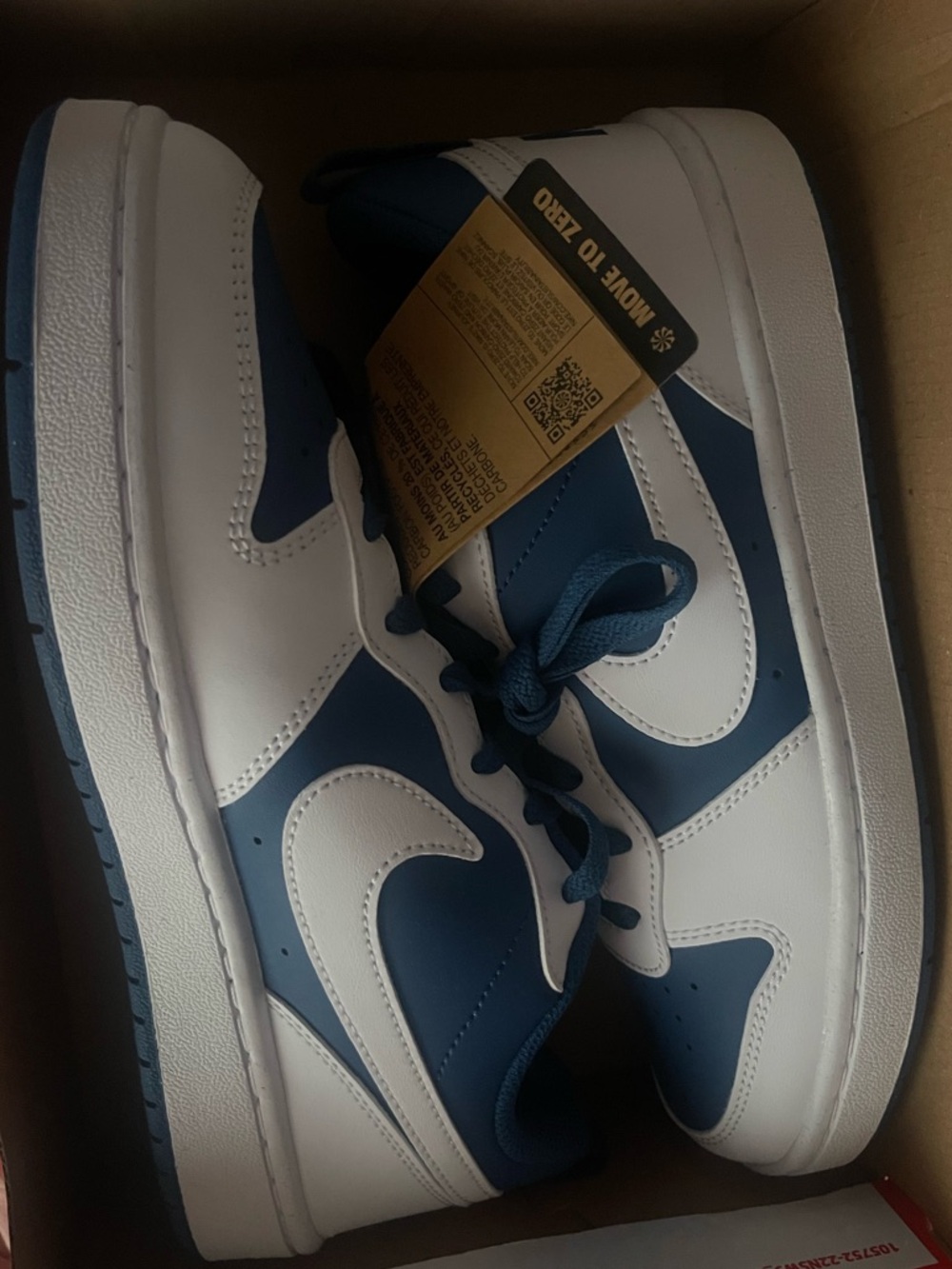 6.5Y 8.5W Nike Low-Top Sneakers in White and Blue